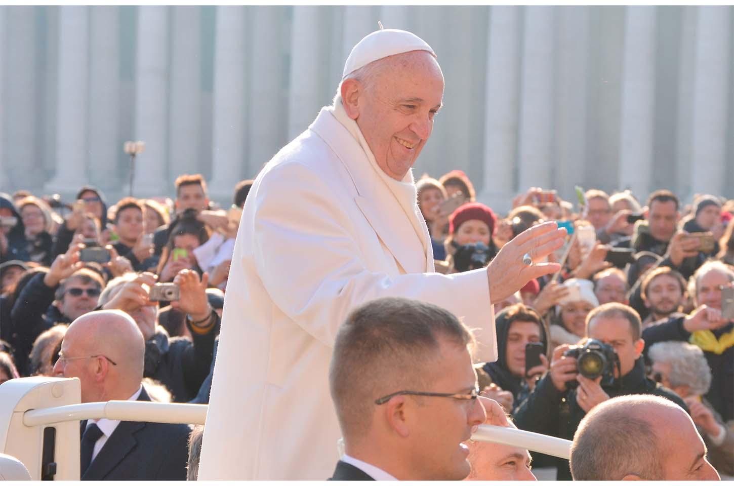 Jovens brasileiros encontram o Papa Francisco na Praça São Pedro